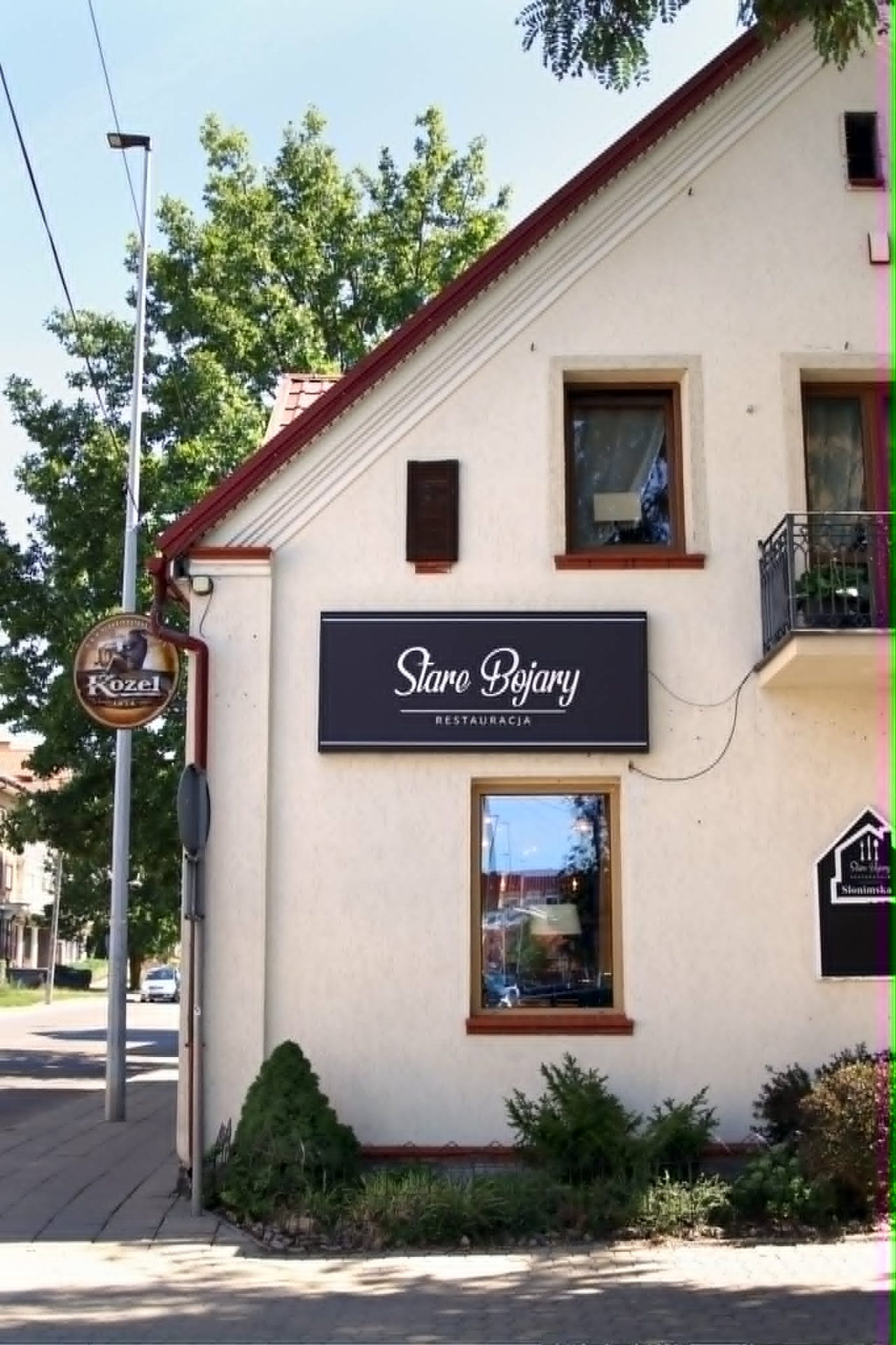Budynek restauracji Stare Bojary z szyldem przy ulicy Słonimskiej 2 w Białymstoku