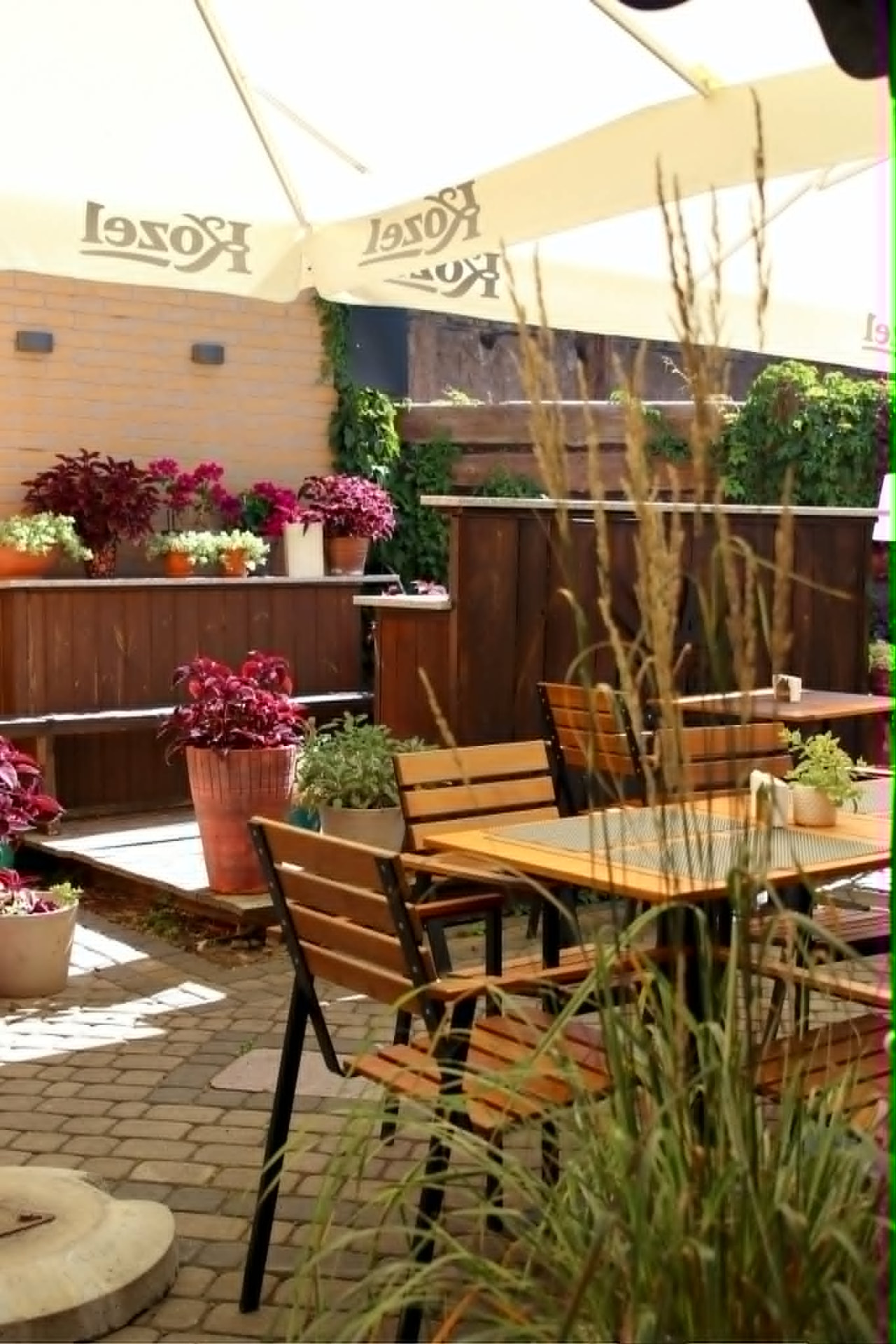 Klimatyczny zakątek ogródka restauracji Stare Bojary w Białymstoku