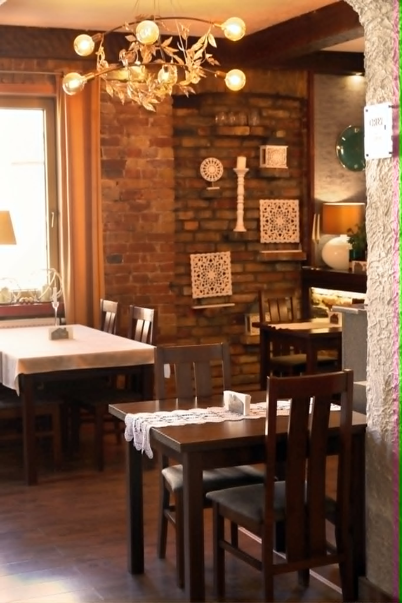 Klimatyczne wnętrze restauracji Stare Bojary w Białymstoku — kuchnia polska