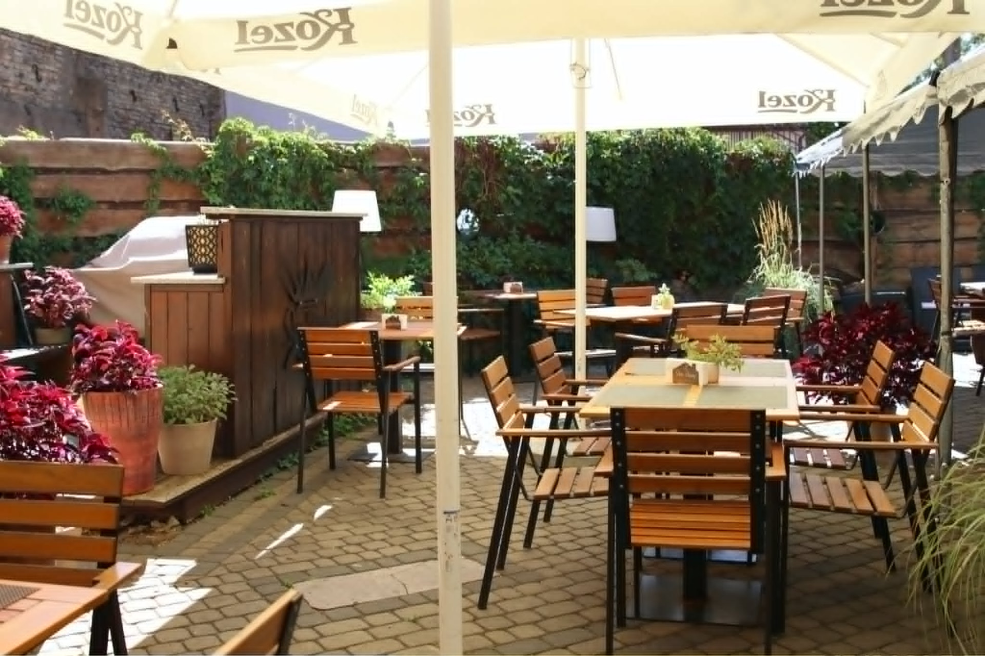 Zacieniony ogródek restauracji Stare Bojary przy Słonimskiej 2 w Białymstoku
